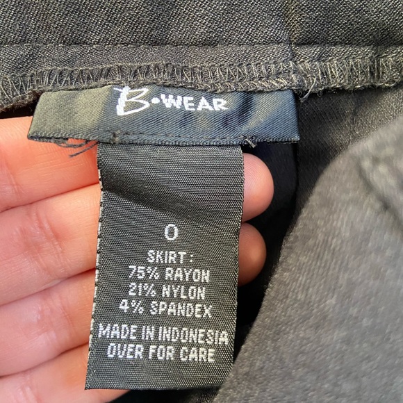 B Wear Black horizontal pleated skirt, size 0 - Picture 6 of 7